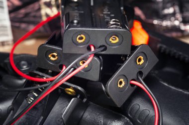 Kablolu ve konnektörlü pil tutucu. Seçici yumuşak odak.