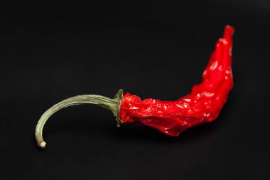 Acı biber. Chili biberi. Siyah arka planda kuru kırmızı biber. Üst Manzara. Yumuşak odak