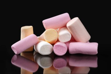 Şekerleme. Karanlık bir arka planda marşmelov yığını