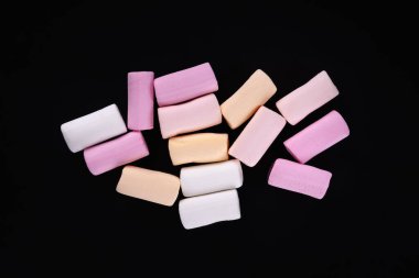 Şekerleme. Koyu bir arka planda renkli şekerlemeler yığını