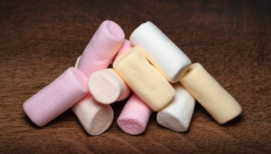 Şekerleme. Ahşap bir yüzeyde mini marşmelov yığını. Seçici yumuşak odak