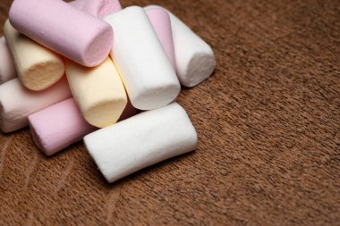 Şekerleme. Ahşap yüzeyde mini marşmelov yığını. Uzayı kopyala Yumuşak odak