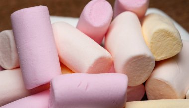 Şekerlemeler. Renkli mini marşmelov yığınına yakın çekim. Seçici yumuşak odak