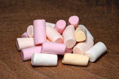 Şekerleme. Ahşap bir yüzeyde mini marşmelov yığını. Yumuşak odak