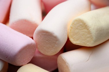 Şekerlemeler. Bir grup renkli mini marşmelovun yakın çekimi. Seçici yumuşak odak