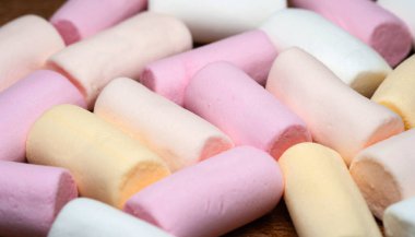 Şekerlemeler. Küçük marşmelov yığınını kapat. Yumuşak odak