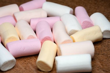 Şekerlemeler. Bir grup renkli mini marşmelovun yakın çekimi. Yumuşak odak