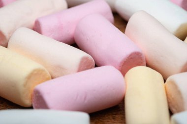 Şekerlemeler. Küçük marşmelov yığınını kapat. Seçici yumuşak odak