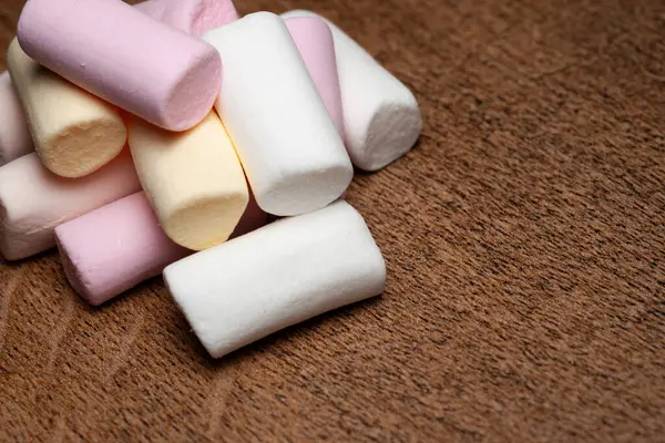 Şekerleme. Ahşap yüzeyde mini marşmelov yığını. Uzayı kopyala Yumuşak odak