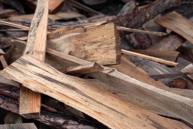 Kırık kalaslar. Bıçkıhanede kırık tahtalar yığını. Yumuşak odak