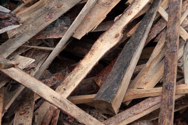 Kırık kalaslar. Bıçkıhanede kırık tahtalar yığını. Seçici yumuşak odak