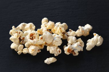 Patlamış mısır. Karanlığa patlamış mısır yığını. Yumuşak odak