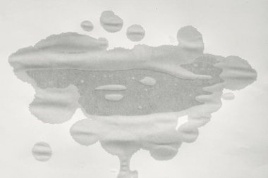 Kağıt üzerinde ıslak bir nokta. Islak eski kağıt. Çerçevesi tamamen boş ıslak kağıt. Soyut doku