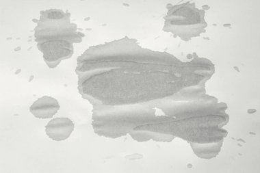 Kağıt üzerinde ıslak bir nokta. Islak ofis kağıdı. Boş ıslak kâğıt. Soyut doku