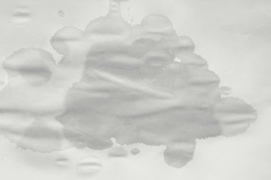 Kağıt üzerinde ıslak bir nokta. Boş ıslak kağıtlar. Islak ofis kağıdı. Soyut doku