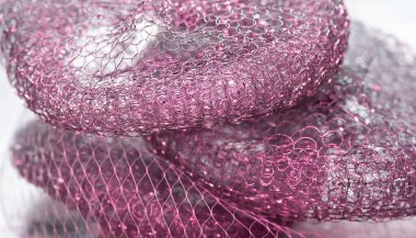 Soyut doku. Metalik renk soyut. Bükülmüş parlak metal tel. Yumuşak odak