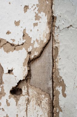 Eski çatlak kil duvar. Kırsal bir evin derin çatlakları. Soyut doku