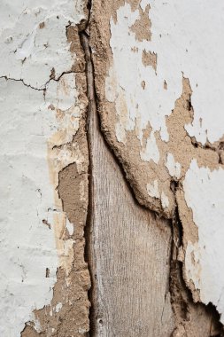 Eski çatlak kil duvar. Kırsal kesimde uzun çatlaklar. Soyut doku