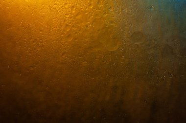 Islak cam. Cama su damlıyor. Soyut doku. Renkli arkaplan