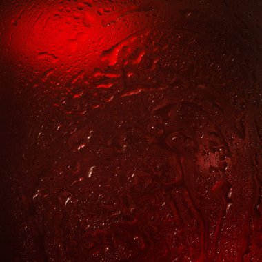 Islak cam. Cama su damlaları. Soyut doku. Açık kırmızı noktalar. Renkli duvar kağıdı