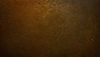 Islak cam. Cama su damlıyor. Soyut doku. Renkli parıltı. Renkli arkaplan