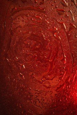 Islak cam. Cama damlıyor. Soyut kırmızı doku. Hafif noktalar. Renkli duvar kağıdı