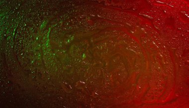 Islak cam. Cama damlıyor. Aydınlık benekli soyut koyu dokular. Renkli duvar kağıdı