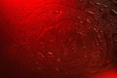 Islak cam. Cama damlıyor. Soyut doku. Açık kırmızı noktalar. Renkli duvar kağıdı