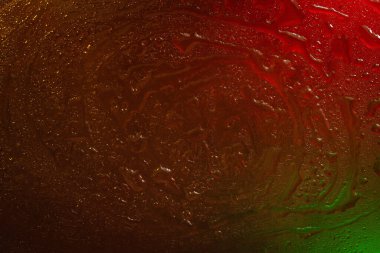 Islak cam. Cama su damlıyor. Soyut koyu doku. Açık renkli noktalar. Renkli duvar kağıdı