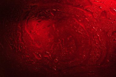 Islak cam. Cama damlıyor. Soyut koyu doku. Açık kırmızı noktalar. Renkli duvar kağıdı