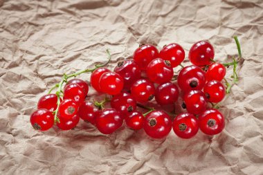 Kırmızı çilek. Frenk üzümü. Kağıt üzerinde kırmızı böğürtlen. Seçici yumuşak odak