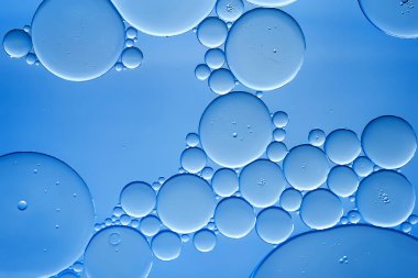 Yağ kabarcıkları. Açık mavi tonlarda su üzerinde yağ kabarcıkları. Soyut doku. Makro fotoğrafçılık