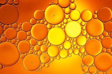 Yağ kabarcıkları. Yakından bakınca yağ kabarcıkları çıkıyor. Altın renkli soyut dokular. Makro fotoğrafçılık
