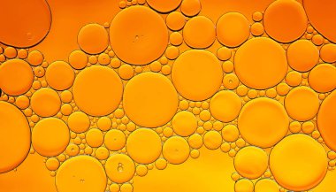 Yağ kabarcıkları. Yakından bakınca yağ kabarcıkları çıkıyor. Altın tonlarda soyut dokular. Makro fotoğrafçılık