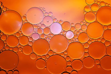 Yağ kabarcıkları. Yağlı baloncuklar su üzerinde altın tonlarda yakın çekim. Soyut doku. Makro fotoğrafçılık