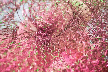 Bükülmüş metal tellere yakın çekim. Soyut doku. Renkli ışıklandırma. Makro fotoğrafçılık. Yumuşak odak