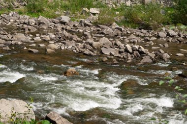 Dağ nehri. Nehirdeki taşlar. Dağlarda büyük taşlar. Doğal arkaplan