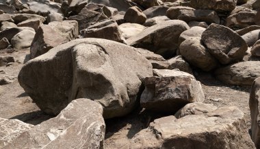 Taş dokusu. Kaya parçaları. Dağ nehrinin kıyısındaki taşlar. Doğal arkaplan