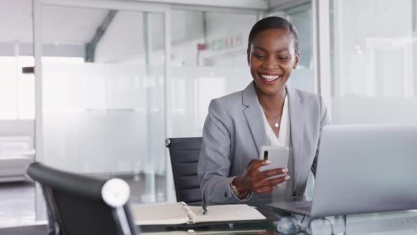 Ofiste Dizüstü Bilgisayar Üzerinde Çalışırken Akıllı Telefon Kullanan Afrikalı Amerikalı — Stok video