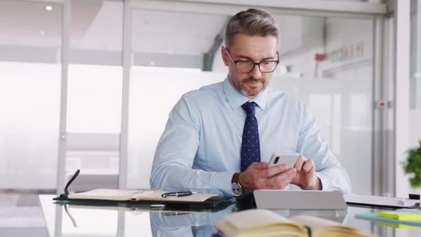 精明的生意人在工作时使用智能手机 在现代办公室工作的成功的企业家 满意的中年经理坐在办公桌前 一边看着相机一边查看电子邮件 — 图库视频影像
