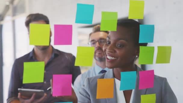 Toplantı Odasında Yapışkan Bir Nota Yazan Mutlu Siyahi Kadını Adamları — Stok video