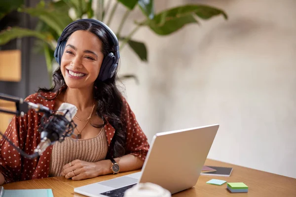Usmívající Smíšená Závodnice Nahrává Podcast Studiu Zatímco Dívá Jinam Sebevědomá — Stock fotografie