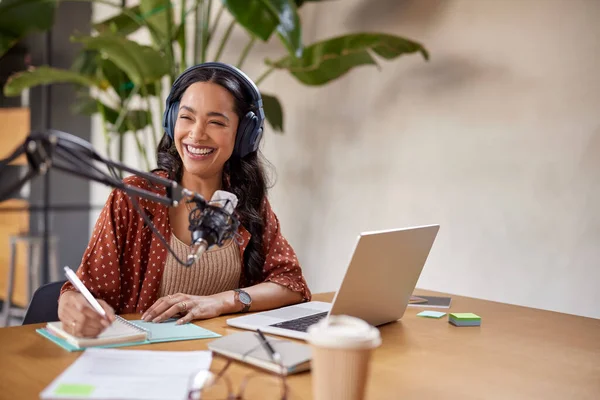 Sorrindo Jovem Mulher Gravando Podcast Usando Microfone Enquanto Anfitrião Rádio — Fotografia de Stock