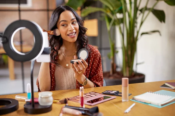 Mujer Joven Que Aplica Maquillaje Cara Con Cepillo Mientras Graba —  Fotos de Stock