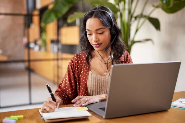 Framgångsrik Ung Affärskvinna Som Arbetar Laptop Med Hörlurar Ett Callcenter — Stockfoto