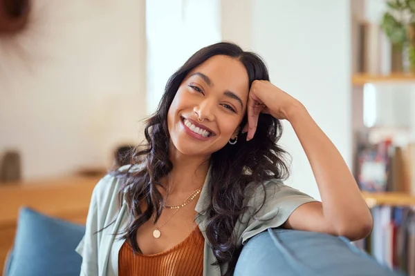 Portrait Happy Young Latin Woman Sitting Sofa Home While Looking — Stock Photo, Image