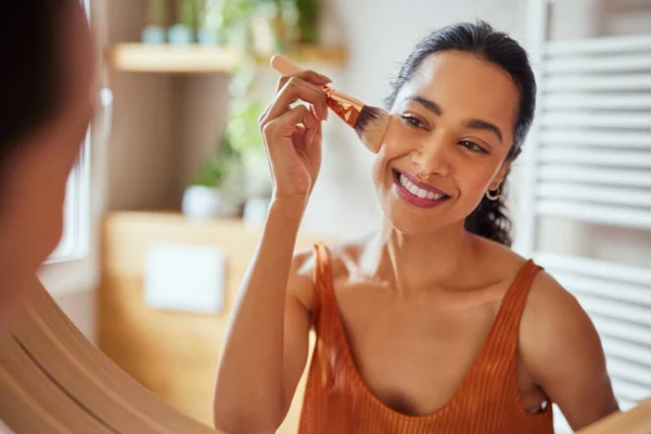 Menina Bonita Aplicando Maquiagem Usando Escova Antes Para Trabalho Mulher — Fotografia de Stock