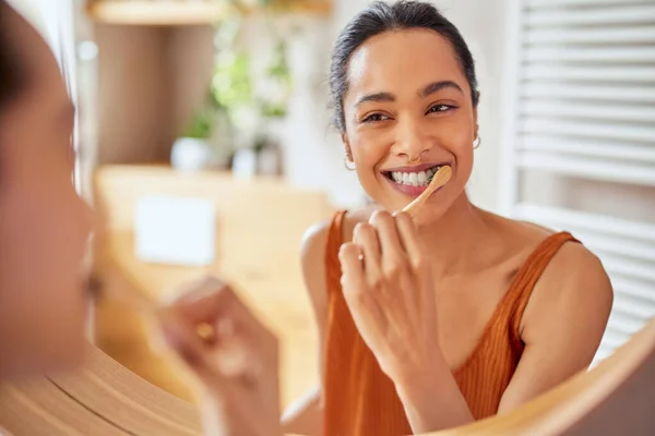 Banyoda Dişlerini Fırçalarken Gülümseyen Genç Bir Kadın Dişlerini Temizlemek Için — Stok fotoğraf