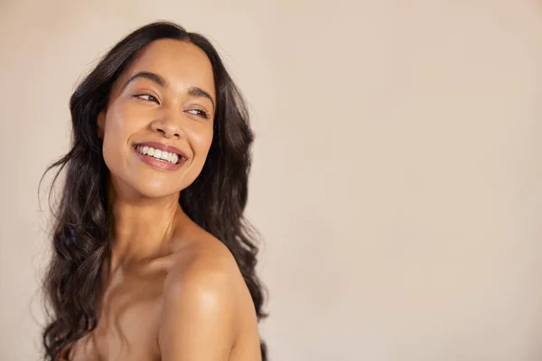 Sonriente Chica Raza Mixta Disfrutando Tratamiento Belleza Sobre Fondo Beige —  Fotos de Stock
