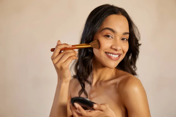 Çıplak Omuzlu Güzel Bir Kadın Kameraya Bakarken Fırça Kullanarak Makyaj — Stok fotoğraf